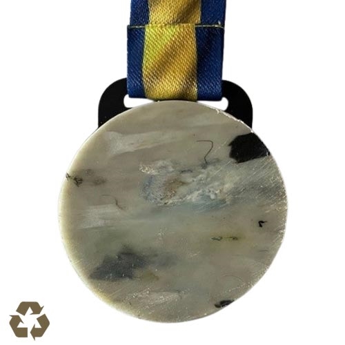 Medalj i återvunnen plast baksidan