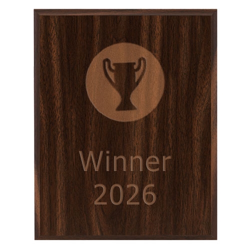 Mörk träplakett med lasergravyr